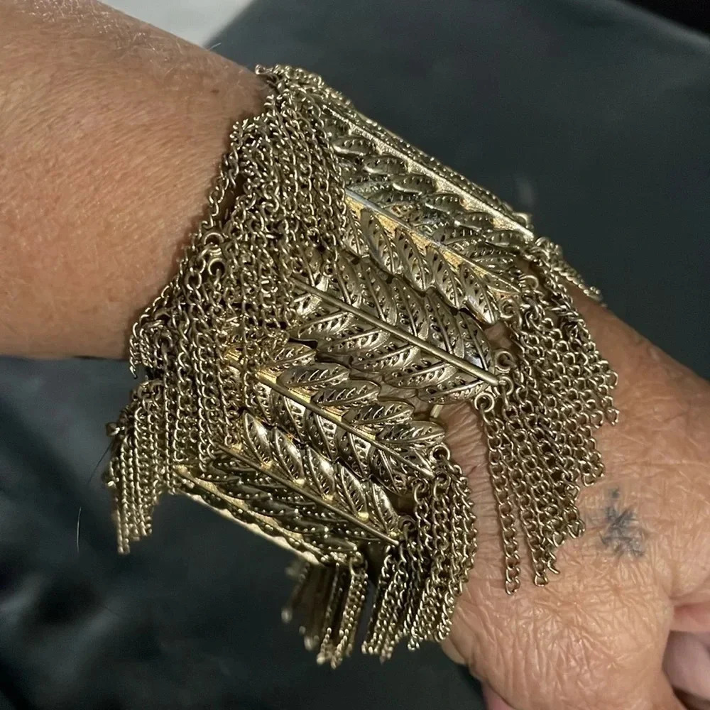 Bold Fringe goldtone stretch bracket